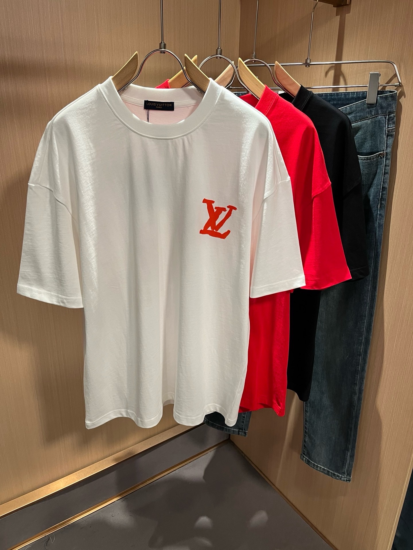 LouisVuitt*路易*登 2026春夏全新系列单品上线，非常时髦前卫的一款男女同款短袖T恤，标识logo图案印花修