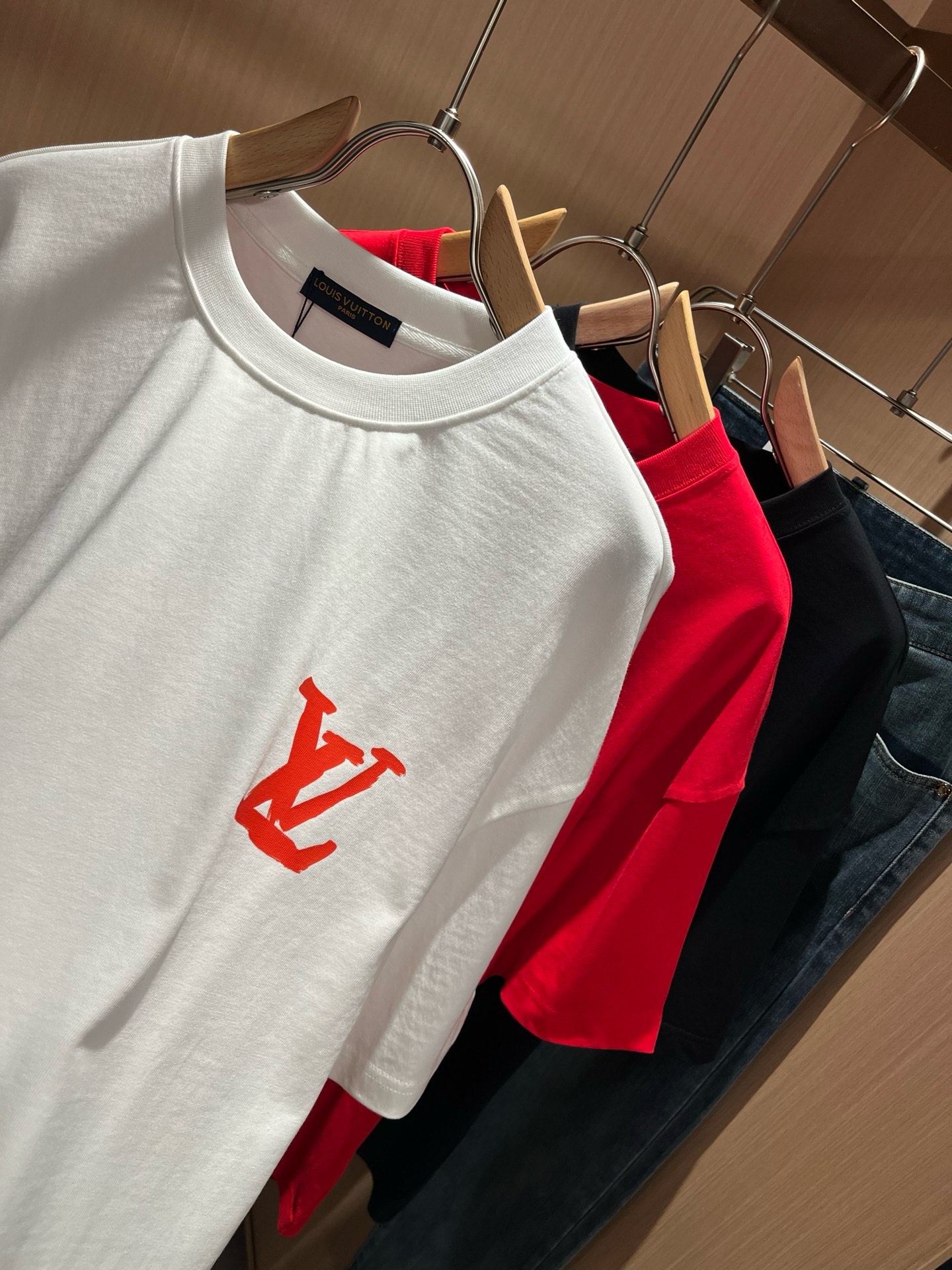 LouisVuitt*路易*登 2026春夏全新系列单品上线，非常时髦前卫的一款男女同款短袖T恤，标识logo图案印花修