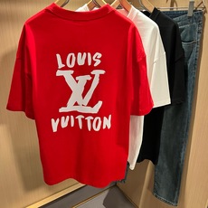 LouisVuitt*路易*登 2026春夏全新系列单品上线,非常时髦前卫的一款男女同款短袖T恤,标识logo图案印花修 LouisVuitt*路易*登 2026春夏全新系列单品上线,非常时髦前卫的一款男女同款短袖T恤,标识logo图案印花修