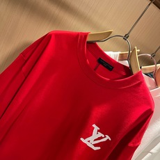 LouisVuitt*路易*登 2026春夏全新系列单品上线,非常时髦前卫的一款男女同款短袖T恤,标识logo图案印花修 LouisVuitt*路易*登 2026春夏全新系列单品上线,非常时髦前卫的一款男女同款短袖T恤,标识logo图案印花修