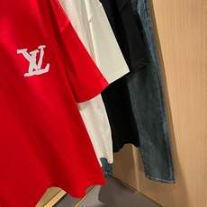 LouisVuitt*路易*登 2026春夏全新系列单品上线,非常时髦前卫的一款男女同款短袖T恤,标识logo图案印花修 LouisVuitt*路易*登 2026春夏全新系列单品上线,非常时髦前卫的一款男女同款短袖T恤,标识logo图案印花修