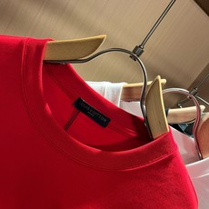 LouisVuitt*路易*登 2026春夏全新系列单品上线,非常时髦前卫的一款男女同款短袖T恤,标识logo图案印花修 LouisVuitt*路易*登 2026春夏全新系列单品上线,非常时髦前卫的一款男女同款短袖T恤,标识logo图案印花修