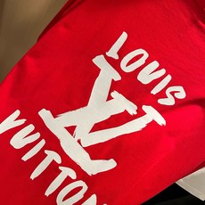 LouisVuitt*路易*登 2026春夏全新系列单品上线,非常时髦前卫的一款男女同款短袖T恤,标识logo图案印花修 LouisVuitt*路易*登 2026春夏全新系列单品上线,非常时髦前卫的一款男女同款短袖T恤,标识logo图案印花修