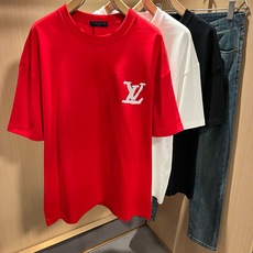 LouisVuitt*路易*登 2026春夏全新系列单品上线,非常时髦前卫的一款男女同款短袖T恤,标识logo图案印花修 LouisVuitt*路易*登 2026春夏全新系列单品上线,非常时髦前卫的一款男女同款短袖T恤,标识logo图案印花修