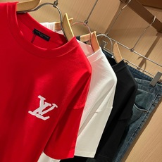 LouisVuitt*路易*登 2026春夏全新系列单品上线,非常时髦前卫的一款男女同款短袖T恤,标识logo图案印花修 LouisVuitt*路易*登 2026春夏全新系列单品上线,非常时髦前卫的一款男女同款短袖T恤,标识logo图案印花修