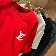 LouisVuitt*路易*登 2026春夏全新系列单品上线,非常时髦前卫的一款男女同款短袖T恤,标识logo图案印花修 LouisVuitt*路易*登 2026春夏全新系列单品上线,非常时髦前卫的一款男女同款短袖T恤,标识logo图案印花修