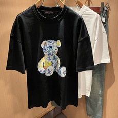 LouisVuitt*路易*登 2026春夏全新系列单品上线,非常时髦前卫的一款男女同款短袖T恤,标识logo图案印花修 LouisVuitt*路易*登 2026春夏全新系列单品上线,非常时髦前卫的一款男女同款短袖T恤,标识logo图案印花修