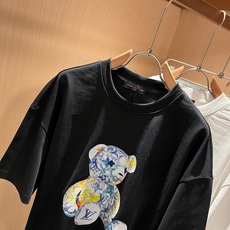 LouisVuitt*路易*登 2026春夏全新系列单品上线,非常时髦前卫的一款男女同款短袖T恤,标识logo图案印花修 LouisVuitt*路易*登 2026春夏全新系列单品上线,非常时髦前卫的一款男女同款短袖T恤,标识logo图案印花修