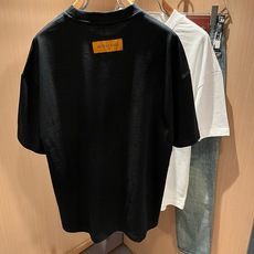 LouisVuitt*路易*登 2026春夏全新系列单品上线,非常时髦前卫的一款男女同款短袖T恤,标识logo图案印花修 LouisVuitt*路易*登 2026春夏全新系列单品上线,非常时髦前卫的一款男女同款短袖T恤,标识logo图案印花修