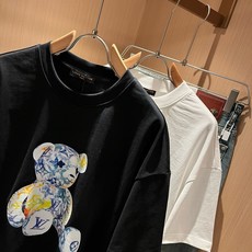 LouisVuitt*路易*登 2026春夏全新系列单品上线,非常时髦前卫的一款男女同款短袖T恤,标识logo图案印花修 LouisVuitt*路易*登 2026春夏全新系列单品上线,非常时髦前卫的一款男女同款短袖T恤,标识logo图案印花修