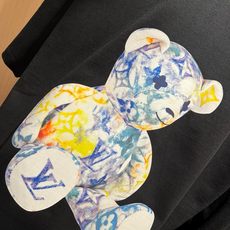 LouisVuitt*路易*登 2026春夏全新系列单品上线,非常时髦前卫的一款男女同款短袖T恤,标识logo图案印花修 LouisVuitt*路易*登 2026春夏全新系列单品上线,非常时髦前卫的一款男女同款短袖T恤,标识logo图案印花修