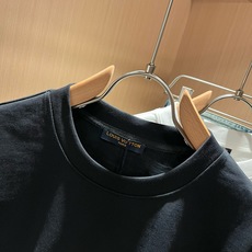 LouisVuitt*路易*登 2026春夏全新系列单品上线,非常时髦前卫的一款男女同款短袖T恤,标识logo图案印花修 LouisVuitt*路易*登 2026春夏全新系列单品上线,非常时髦前卫的一款男女同款短袖T恤,标识logo图案印花修