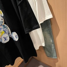 LouisVuitt*路易*登 2026春夏全新系列单品上线,非常时髦前卫的一款男女同款短袖T恤,标识logo图案印花修 LouisVuitt*路易*登 2026春夏全新系列单品上线,非常时髦前卫的一款男女同款短袖T恤,标识logo图案印花修