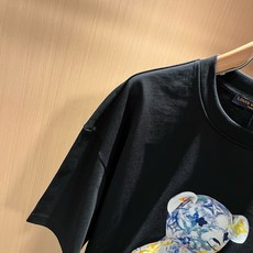 LouisVuitt*路易*登 2026春夏全新系列单品上线,非常时髦前卫的一款男女同款短袖T恤,标识logo图案印花修 LouisVuitt*路易*登 2026春夏全新系列单品上线,非常时髦前卫的一款男女同款短袖T恤,标识logo图案印花修