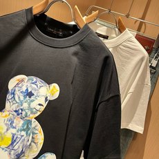 LouisVuitt*路易*登 2026春夏全新系列单品上线,非常时髦前卫的一款男女同款短袖T恤,标识logo图案印花修 LouisVuitt*路易*登 2026春夏全新系列单品上线,非常时髦前卫的一款男女同款短袖T恤,标识logo图案印花修