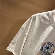 LouisVuitt*路易*登 2026春夏全新系列单品上线,非常时髦前卫的一款男女同款短袖T恤,标识logo图案印花修 LouisVuitt*路易*登 2026春夏全新系列单品上线,非常时髦前卫的一款男女同款短袖T恤,标识logo图案印花修