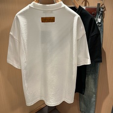 LouisVuitt*路易*登 2026春夏全新系列单品上线,非常时髦前卫的一款男女同款短袖T恤,标识logo图案印花修 LouisVuitt*路易*登 2026春夏全新系列单品上线,非常时髦前卫的一款男女同款短袖T恤,标识logo图案印花修
