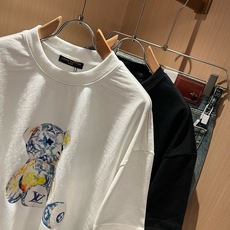 LouisVuitt*路易*登 2026春夏全新系列单品上线,非常时髦前卫的一款男女同款短袖T恤,标识logo图案印花修 LouisVuitt*路易*登 2026春夏全新系列单品上线,非常时髦前卫的一款男女同款短袖T恤,标识logo图案印花修