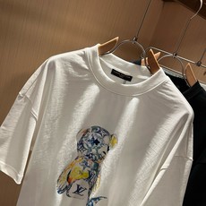 LouisVuitt*路易*登 2026春夏全新系列单品上线,非常时髦前卫的一款男女同款短袖T恤,标识logo图案印花修 LouisVuitt*路易*登 2026春夏全新系列单品上线,非常时髦前卫的一款男女同款短袖T恤,标识logo图案印花修
