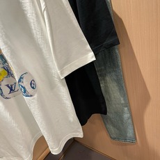 LouisVuitt*路易*登 2026春夏全新系列单品上线,非常时髦前卫的一款男女同款短袖T恤,标识logo图案印花修 LouisVuitt*路易*登 2026春夏全新系列单品上线,非常时髦前卫的一款男女同款短袖T恤,标识logo图案印花修
