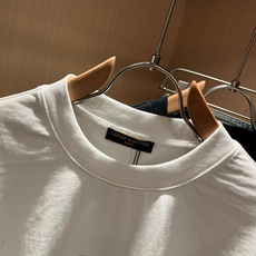 LouisVuitt*路易*登 2026春夏全新系列单品上线,非常时髦前卫的一款男女同款短袖T恤,标识logo图案印花修 LouisVuitt*路易*登 2026春夏全新系列单品上线,非常时髦前卫的一款男女同款短袖T恤,标识logo图案印花修