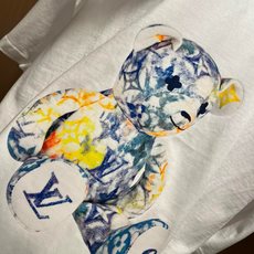 LouisVuitt*路易*登 2026春夏全新系列单品上线,非常时髦前卫的一款男女同款短袖T恤,标识logo图案印花修 LouisVuitt*路易*登 2026春夏全新系列单品上线,非常时髦前卫的一款男女同款短袖T恤,标识logo图案印花修