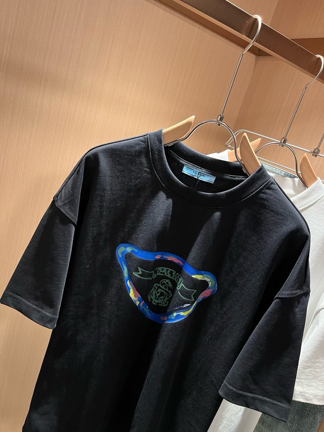 PRAD*A普*达2026春夏新款男女同款👫短袖T恤，最新款全网独家首上！！~既经典有时尚百搭，谁不爱啊，将经典再次展现