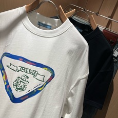 PRAD*A普*达2026春夏新款男女同款👫短袖T恤,最新款全网独家首上!!~既经典有时尚百搭,谁不爱啊,将经典再次展现 PRAD*A普*达2026春夏新款男女同款👫短袖T恤,最新款全网独家首上!!~既经典有时尚百搭,谁不爱啊,将经典再次展现