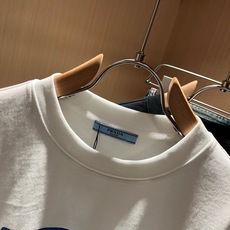 PRAD*A普*达2026春夏新款男女同款👫短袖T恤,最新款全网独家首上!!~既经典有时尚百搭,谁不爱啊,将经典再次展现 PRAD*A普*达2026春夏新款男女同款👫短袖T恤,最新款全网独家首上!!~既经典有时尚百搭,谁不爱啊,将经典再次展现