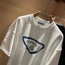 PRAD*A普*达2026春夏新款男女同款👫短袖T恤,最新款全网独家首上!!~既经典有时尚百搭,谁不爱啊,将经典再次展现 PRAD*A普*达2026春夏新款男女同款👫短袖T恤,最新款全网独家首上!!~既经典有时尚百搭,谁不爱啊,将经典再次展现
