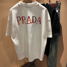 PRAD*A普*达2026春夏新款男女同款👫短袖T恤,最新款全网独家首上!!~既经典有时尚百搭,谁不爱啊,将经典再次展现 PRAD*A普*达2026春夏新款男女同款👫短袖T恤,最新款全网独家首上!!~既经典有时尚百搭,谁不爱啊,将经典再次展现