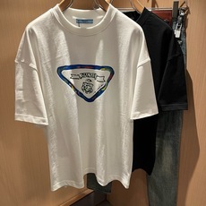 PRAD*A普*达2026春夏新款男女同款👫短袖T恤,最新款全网独家首上!!~既经典有时尚百搭,谁不爱啊,将经典再次展现 PRAD*A普*达2026春夏新款男女同款👫短袖T恤,最新款全网独家首上!!~既经典有时尚百搭,谁不爱啊,将经典再次展现