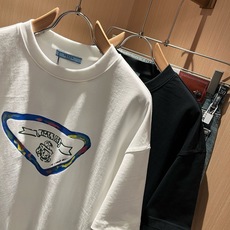 PRAD*A普*达2026春夏新款男女同款👫短袖T恤,最新款全网独家首上!!~既经典有时尚百搭,谁不爱啊,将经典再次展现 PRAD*A普*达2026春夏新款男女同款👫短袖T恤,最新款全网独家首上!!~既经典有时尚百搭,谁不爱啊,将经典再次展现