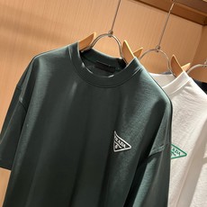 PRAD*A普*达2026春夏新款男女同款👫短袖T恤,最新款全网独家首上!!~既经典有时尚百搭,谁不爱啊,将经典再次展现 PRAD*A普*达2026春夏新款男女同款👫短袖T恤,最新款全网独家首上!!~既经典有时尚百搭,谁不爱啊,将经典再次展现