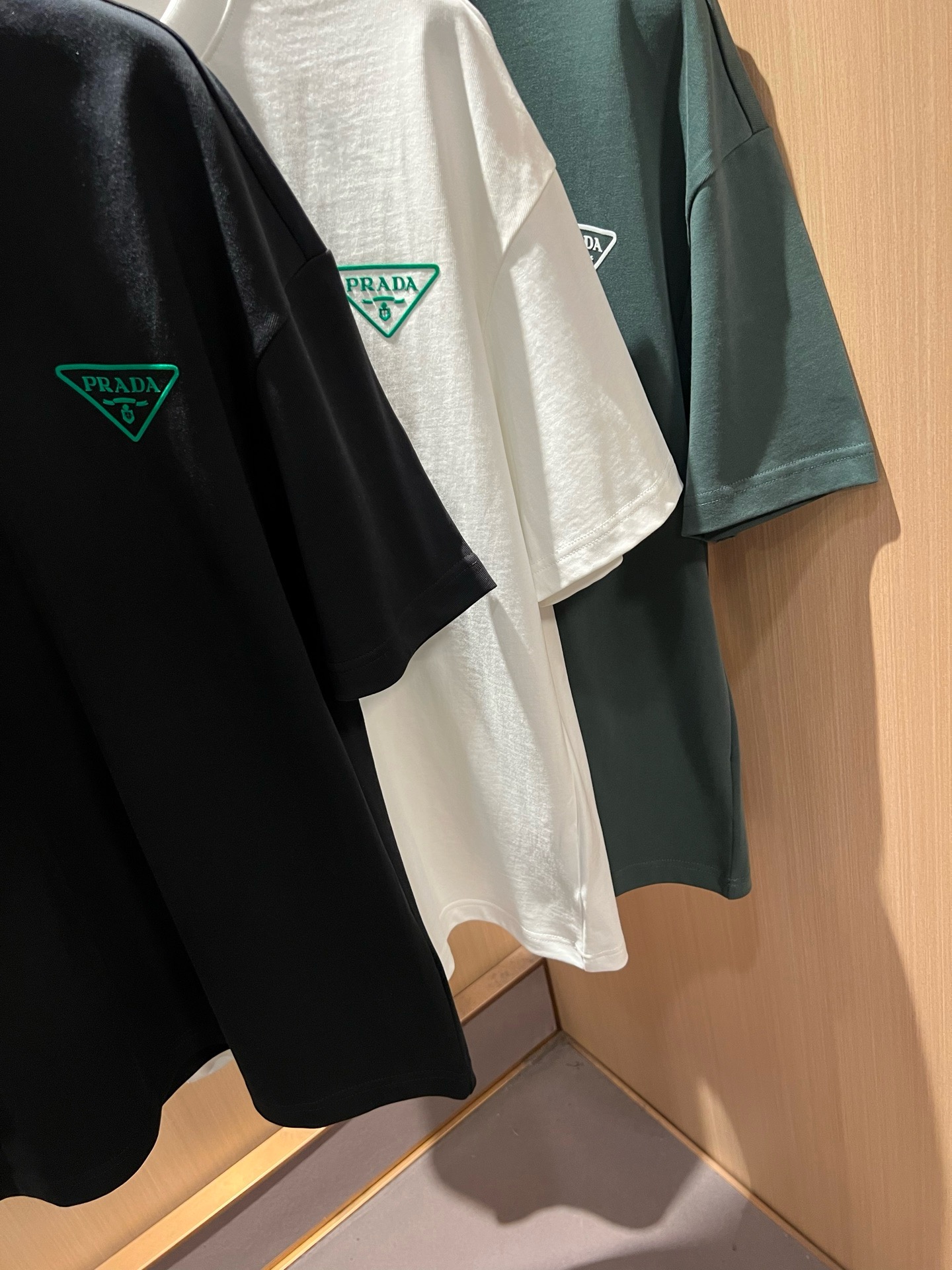 PRAD*A普*达2026春夏新款男女同款👫短袖T恤，最新款全网独家首上！！~既经典有时尚百搭，谁不爱啊，将经典再次展现