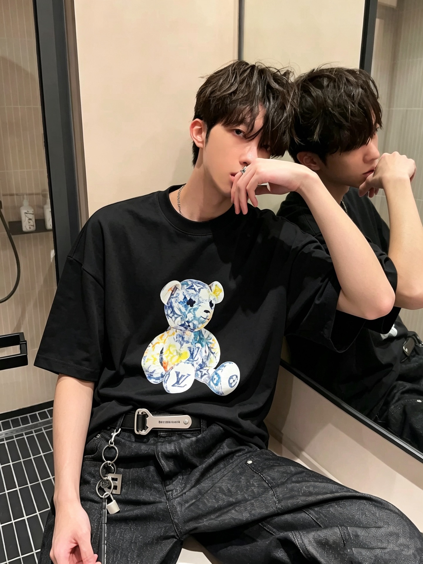LouisVuitt*路易*登 2026春夏全新系列单品上线，非常时髦前卫的一款男女同款短袖T恤，标识logo图案印花修