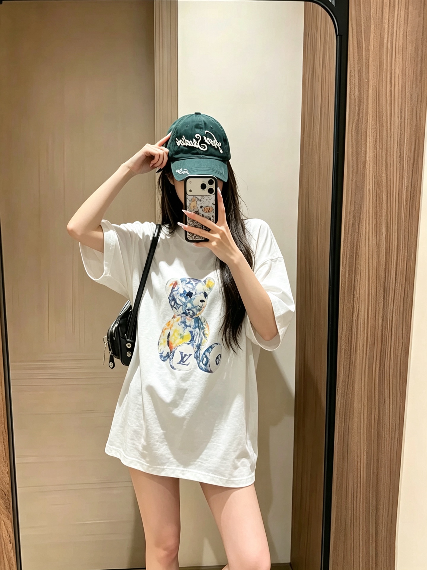 LouisVuitt*路易*登 2026春夏全新系列单品上线，非常时髦前卫的一款男女同款短袖T恤，标识logo图案印花修