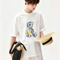 LouisVuitt*路易*登 2026春夏全新系列单品上线,非常时髦前卫的一款男女同款短袖T恤,标识logo图案印花修 LouisVuitt*路易*登 2026春夏全新系列单品上线,非常时髦前卫的一款男女同款短袖T恤,标识logo图案印花修