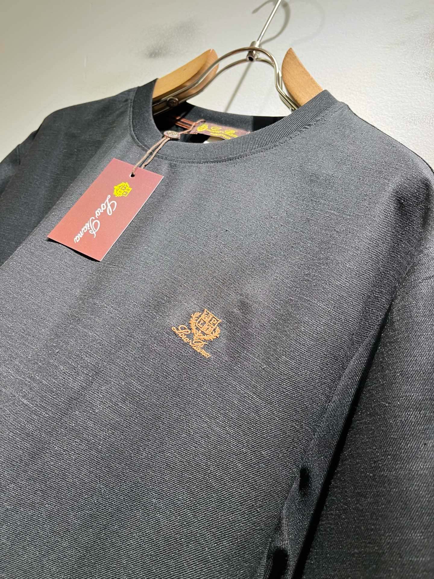 Loro Piana诺悠翩雅 2026春夏男士套装，最新的贸易订单全品相！！网红款！上身舒适透气，不僵硬，整体有着丰富的