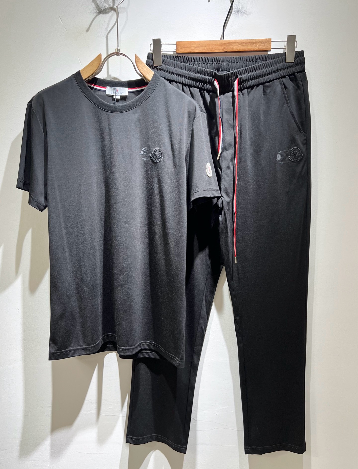 Moncler蒙家 2026春夏最新男女同款👫贸易订单休闲套装，全品相！！网红款！采用logo图案刺绣设计！上身舒适透气