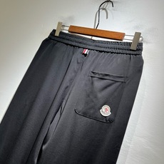 Moncler蒙家 2026春夏最新男女同款👫贸易订单休闲套装,全品相!!网红款!采用logo图案刺绣设计!上身舒适透气 Moncler蒙家 2026春夏最新男女同款👫贸易订单休闲套装,全品相!!网红款!采用logo图案刺绣设计!上身舒适透气
