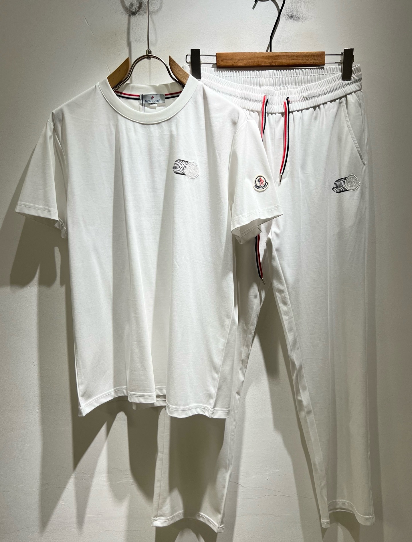 Moncler蒙家 2026春夏最新男女同款👫贸易订单休闲套装，全品相！！网红款！采用logo图案刺绣设计！上身舒适透气