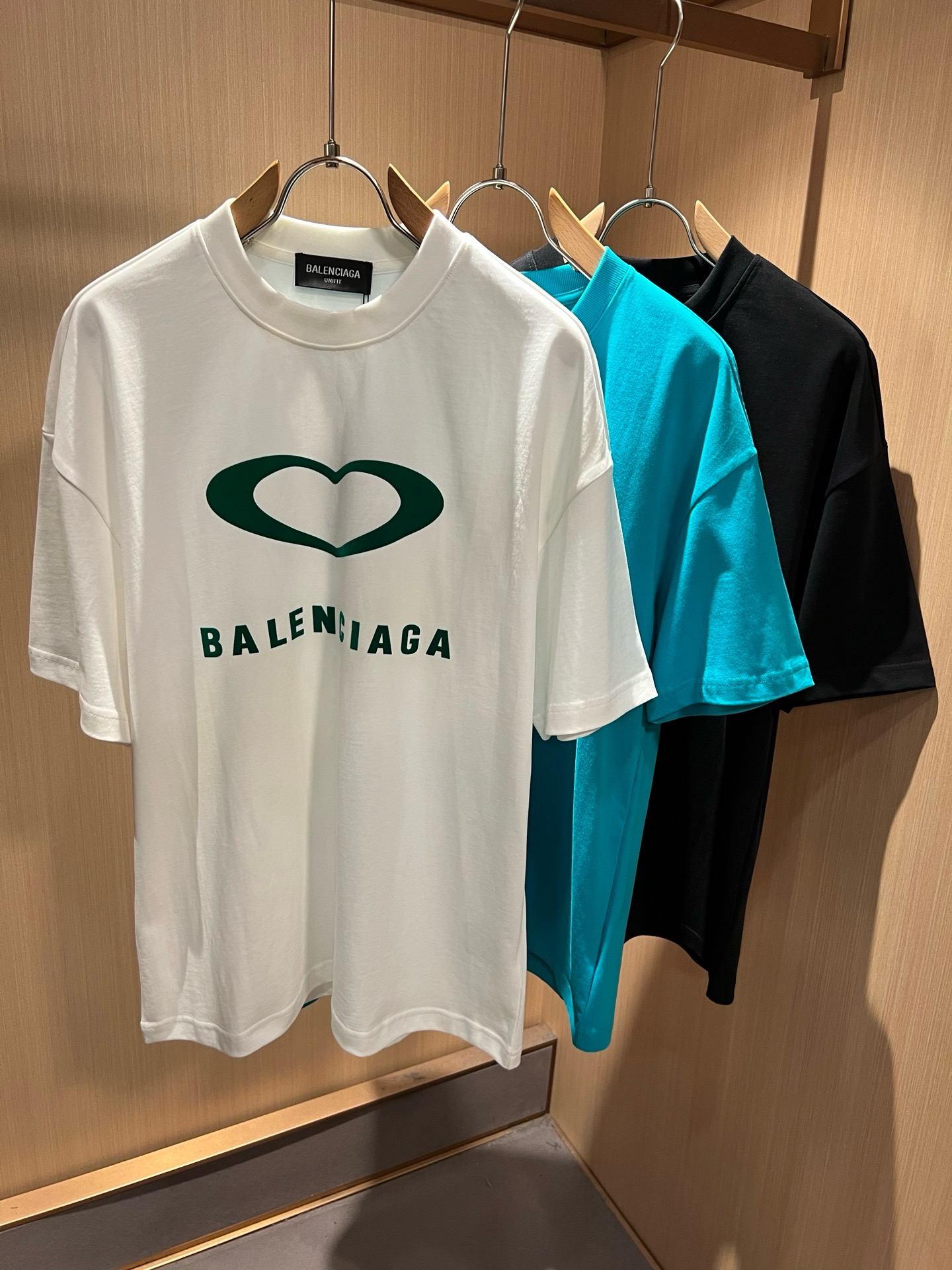 BALENCI*GA巴黎*家 2026春夏新款男女同款👫短袖T恤！走秀图案印花时尚休闲短袖T恤衫！设计logo压胶设计！