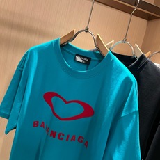 BALENCI*GA巴黎*家 2026春夏新款男女同款👫短袖T恤!走秀图案印花时尚休闲短袖T恤衫!设计logo压胶设计! BALENCI*GA巴黎*家 2026春夏新款男女同款👫短袖T恤!走秀图案印花时尚休闲短袖T恤衫!设计logo压胶设计!