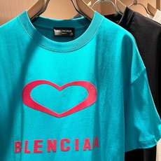 BALENCI*GA巴黎*家 2026春夏新款男女同款👫短袖T恤!走秀图案印花时尚休闲短袖T恤衫!设计logo压胶设计! BALENCI*GA巴黎*家 2026春夏新款男女同款👫短袖T恤!走秀图案印花时尚休闲短袖T恤衫!设计logo压胶设计!