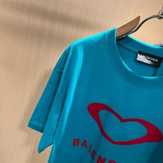 BALENCI*GA巴黎*家 2026春夏新款男女同款👫短袖T恤!走秀图案印花时尚休闲短袖T恤衫!设计logo压胶设计! BALENCI*GA巴黎*家 2026春夏新款男女同款👫短袖T恤!走秀图案印花时尚休闲短袖T恤衫!设计logo压胶设计!