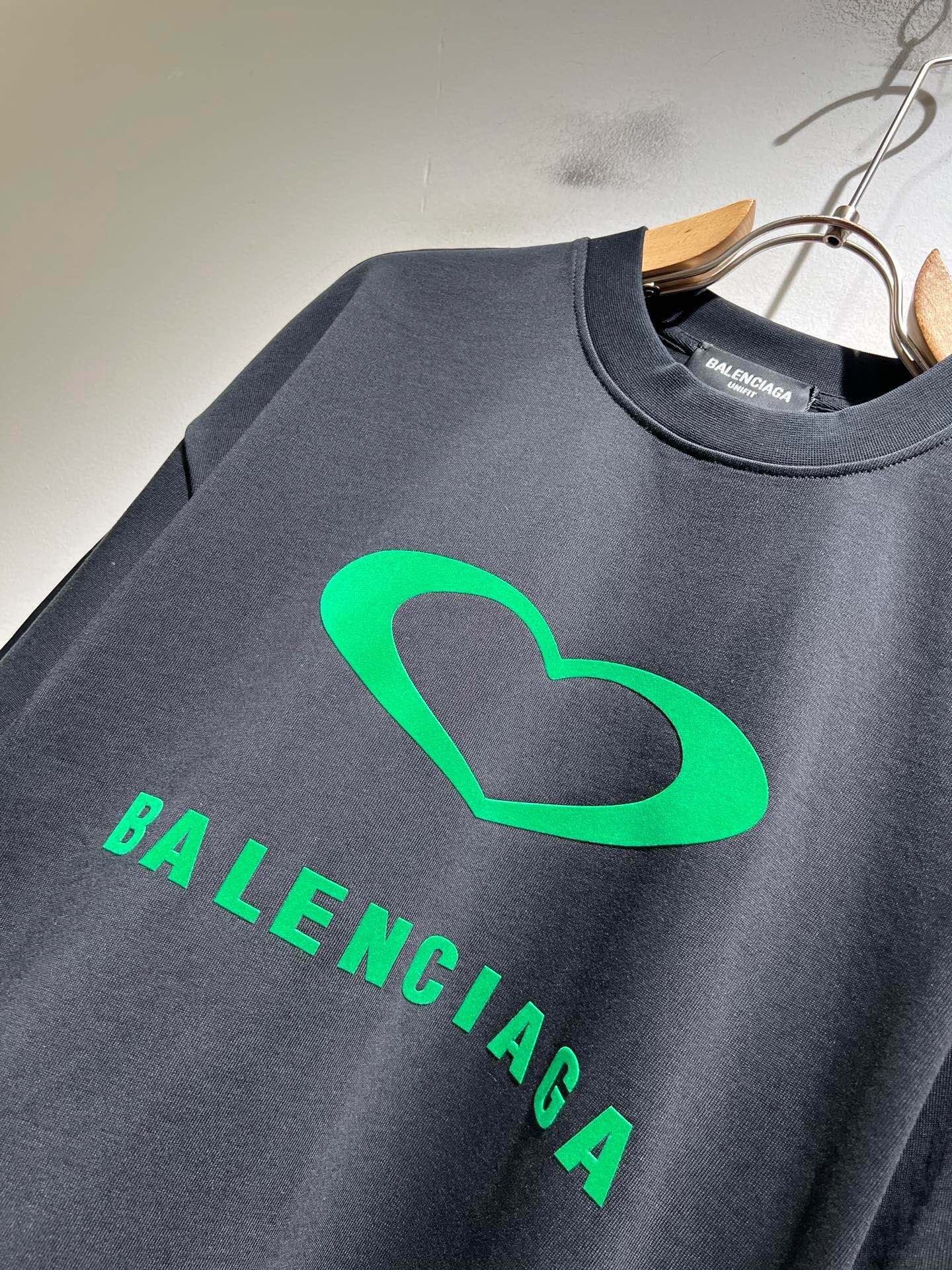 BALENCI*GA巴黎*家 2026春夏新款男女同款👫短袖T恤！走秀图案印花时尚休闲短袖T恤衫！设计logo压胶设计！