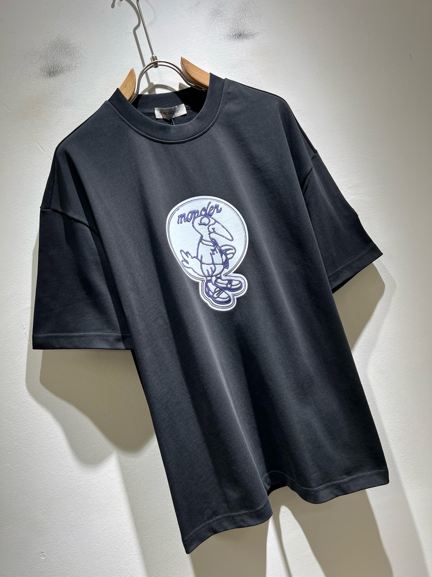 Moncler蒙家 2026春夏男女同款👫情侣款最新的贸易订单短袖T恤，全品相！！网红款！采用logo图案印花设计！上身