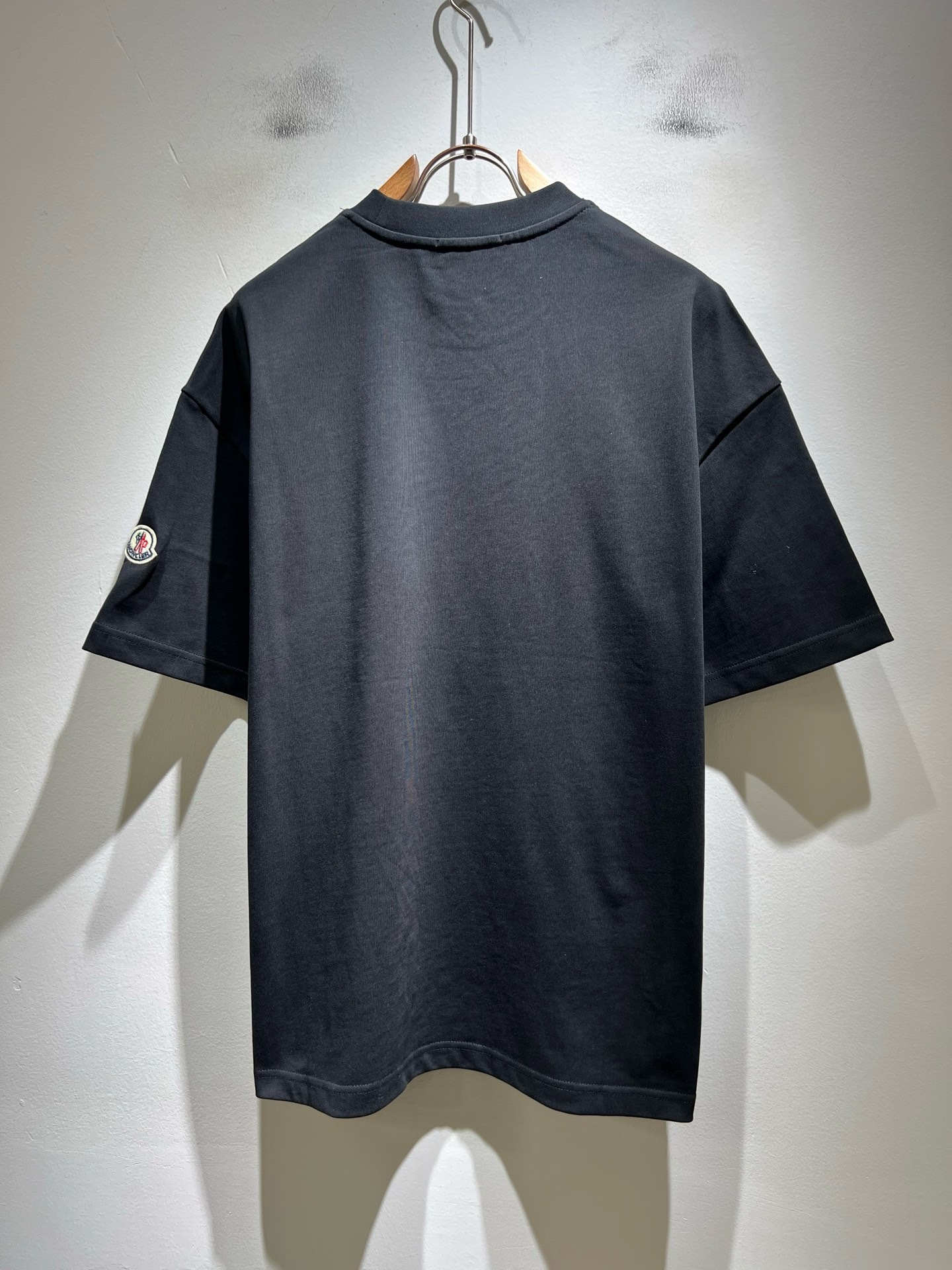 Moncler蒙家 2026春夏男女同款👫情侣款最新的贸易订单短袖T恤，全品相！！网红款！采用logo图案印花设计！上身