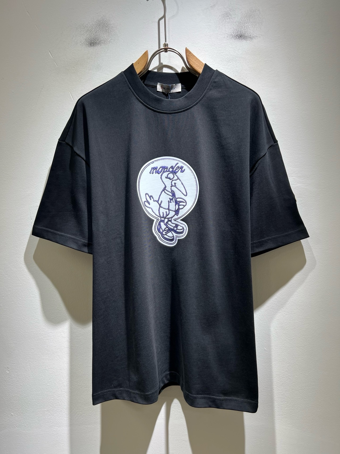Moncler蒙家 2026春夏男女同款👫情侣款最新的贸易订单短袖T恤，全品相！！网红款！采用logo图案印花设计！上身